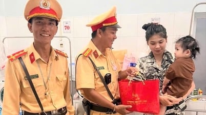 Kịp thời dùng xe đặc chủng đưa bé gái co giật đi cấp cứu