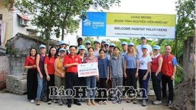 Trao kinh phí hỗ trợ xây nhà tình thương cho hộ nghèo xã Hưng Hà