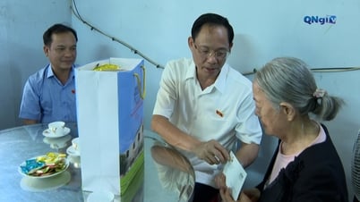 นารทรานมอบของขวัญแก่ผู้มีเกียรติ