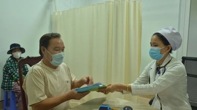 Bệnh nhân phấn khởi được kê đơn thuốc kéo dài