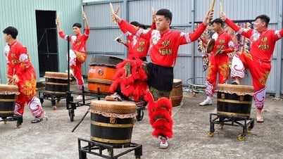 The sound of lion drums echoes the love of folk culture