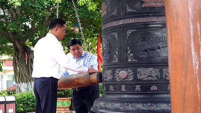 El viceprimer ministro Nguyen Chi Dung visita el Templo del Tío Ho y los Mártires Heroicos