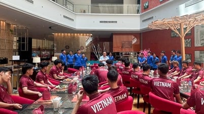 VFFのリーダーたちが東南アジア大会前にベトナムU22チームを訪問し激励