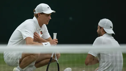 Jannik Sinner advances at Wimbledon in the... funniest way