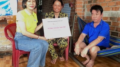 Chương trình Từ trái tim đến trái tim: Trao tiền hỗ trợ cho anh Nguyễn Văn Dự