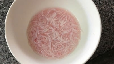 Tạm dừng sản xuất, kiểm nghiệm bún tươi đổi màu từ trắng sang đỏ ở Đà Nẵng