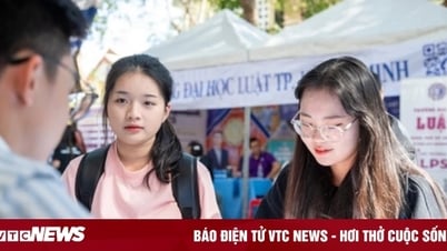 วิทยาลัยวารสารศาสตร์และการสื่อสารเพื่อตรวจสอบสำเนาผลการเรียนระดับมัธยมศึกษาตอนปลายเพื่อเข้าศึกษาในปี 2568