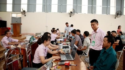 Disbursement of nearly 1 billion VND to people of Muong Than commune