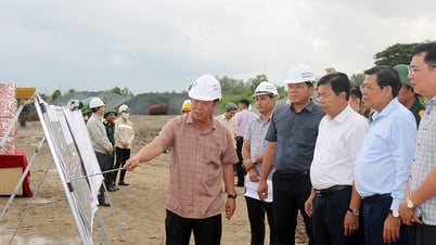 Bí thư Tỉnh ủy An Giang Nguyễn Tiến Hải kiểm tra tiến độ thi công cao tốc Châu Đốc - Cần Thơ - Sóc Trăng, đoạn qua địa phận tỉnh An Giang