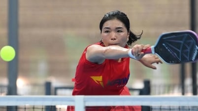 Un athlète s'exprime après une balle spéciale au tournoi de pickleball de Dan Tri