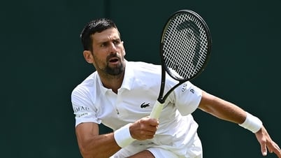 Djokovic ngược dòng vào tứ kết Wimbledon