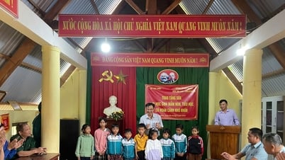 Trao tặng sữa cho trẻ em có hoàn cảnh khó khăn xã Tuy Đức