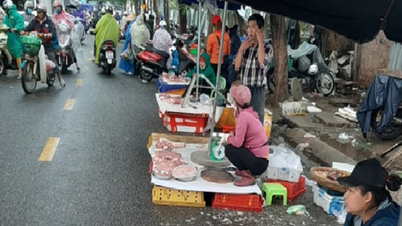 Nguy cơ mất an toàn vệ sinh thực phẩm từ bán thịt heo dưới lòng đường