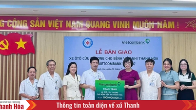 Vietcombank Thanh Hóa trao tặng xe cứu thương cho Bệnh viện Nhi Thanh Hóa