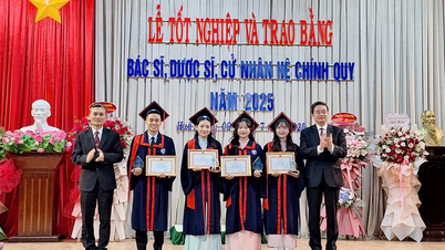 Trường Đại học Y – Dược, ĐH Huế trao bằng cho 1.297 bác sĩ, dược sĩ, cử nhân