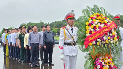 Lãnh đạo tỉnh Gia Lai dâng hoa, dâng hương tưởng niệm Chủ tịch Hồ Chí Minh tại Quảng trường Đại Đoàn Kết