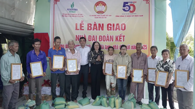 Bàn giao nhà Đại đoàn kết ở xã Đông Thuận