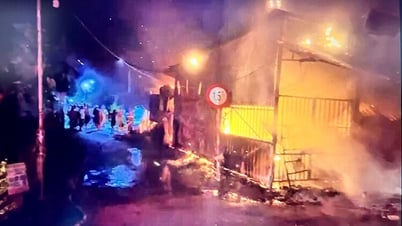 Kịp thời cứu bé trai trong căn nhà khóa cửa bị cháy