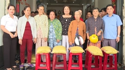 Trao tặng 480 phần quà cho đối tượng nghèo và khó khăn