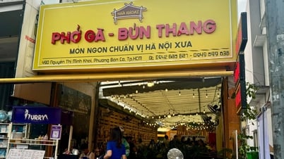 Các hàng quán bắt đầu gắn biển hiệu cập nhật tên phường mới ở TP.HCM