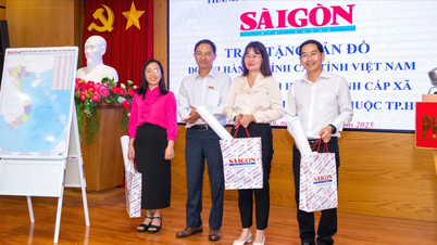 Báo Sài Gòn Giải Phóng tiếp tục trao tặng bản đồ đợt 3 đến các xã, phường của TPHCM