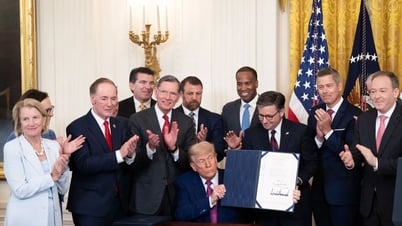 Ông Trump công bố thuế 25-40% lên 14 nước: Giá vàng vọt tăng, toàn cầu rúng động