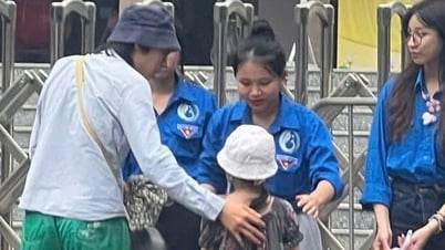 Nam sinh đi thi lớp 10 dắt theo em gái nhỏ đã đậu vào trường tốp đầu