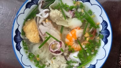Quán hủ tiếu hải sản số 7 Vũng Tàu đông nghẹt khách cuối tuần, 'tái sinh' sau dịch