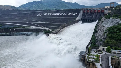 Nguy cơ mưa lớn ở Bắc bộ, thủy điện Hòa Bình mở một cửa xả đáy