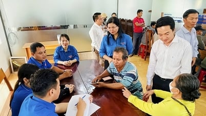 Thăm, tặng quà các đội hình thanh niên tình nguyện