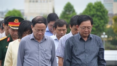 [Ảnh] Lãnh đạo tỉnh Gia Lai dâng hoa trước Tượng đài Bác...