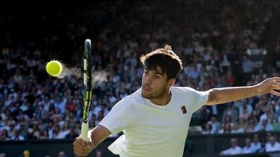 Carlos Alcaraz 'tốc hành' vào bán kết Wimbledon 2025