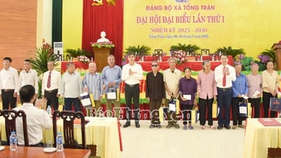 Trưởng ban Tuyên giáo và Dân vận Tỉnh ủy Nguyễn Văn Chiến tặng quà hộ nghèo, gia đình chính sách