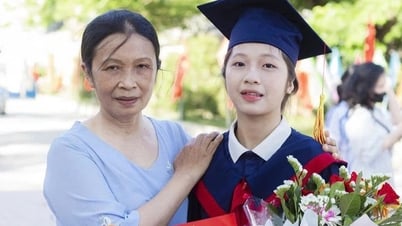 Phụ mẹ nhặt ve chai, nữ sinh 15 tuổi vẫn trở thành thủ khoa