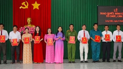 Đảng ủy xã Long Kiến công bố và trao quyết định thành lập 43 chi, đảng bộ trực thuộc