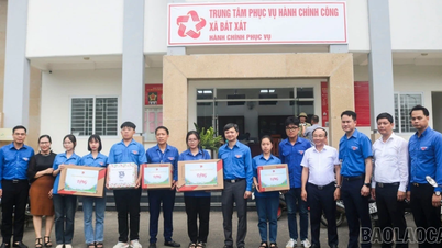 Thăm, tặng quà thanh niên tình nguyện hỗ trợ vận hành chính quyền địa phương hai cấp tại các xã Bát Xát, Trịnh Tường