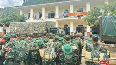 Lực lượng bộ đội hành quân hỗ trợ người dân vùng lũ Sông Mã