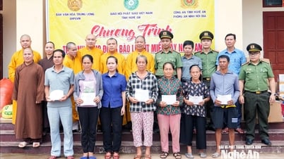 Trao gần 1 tỷ đồng hỗ trợ xây dựng 15 căn nhà cho đồng bào vùng lũ miền Tây Nghệ An
