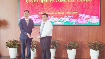 Ủy viên Bộ Chính trị Nguyễn Xuân Thắng trao quyết định về công tác cán bộ