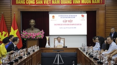 Le ministre Nguyen Van Hung a rencontré et félicité l'équipe de football des moins de 23 ans du Vietnam pour avoir remporté le championnat des moins de 23 ans d'Asie du Sud-Est.