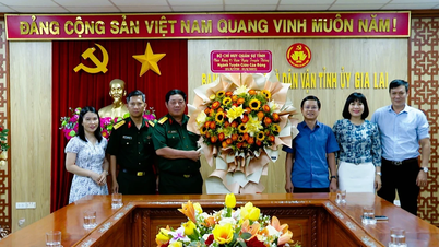 Lãnh đạo Bộ CHQS tỉnh Gia Lai chúc mừng Ban Tuyên giáo và Dân vận Tỉnh ủy