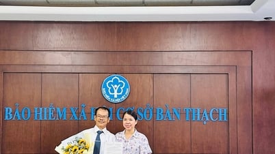 Bảo hiểm xã hội cơ sở Bàn Thạch trao quyết định hưu trí cho 2 người tham gia bảo hiểm xã hội tự nguyện