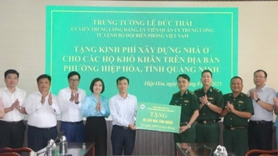 Trung tướng Lê Đức Thái tặng kinh phí xây nhà cho các hộ có hoàn cảnh khó khăn tại phường Hiệp Hòa