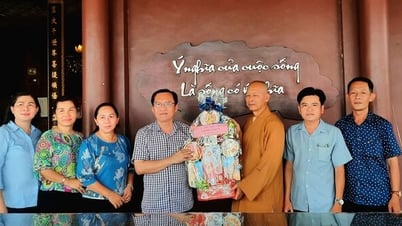 Phường Vĩnh Tế thăm, tặng quà các cơ sở thờ tự