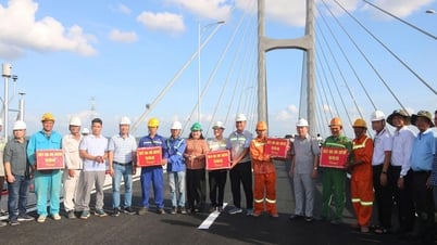 Phó Bí thư Thường trực Tỉnh ủy- Hồ Thị Hoàng Yến thăm, động viên công nhân cầu Rạch Miễu 2