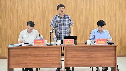 Đồng chí Hà Trung Kiên duyệt văn kiện Đại hội Đảng bộ các xã: Du Già, Ngọc Long, Đường Thượng