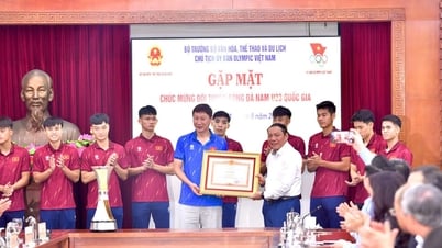HLV Kim Sang-sik và các học trò được trao tặng Bằng khen Thủ tướng, Bộ trưởng nói lời xúc động