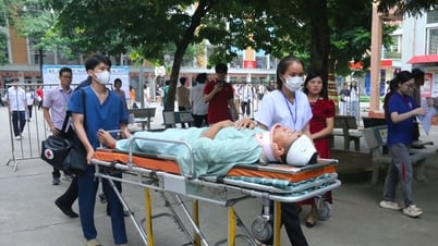 Nam sinh nằm cáng đến trường thi đã đỗ tốt nghiệp THPT năm 2025