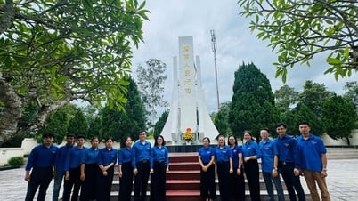 សហភាព​យុវជន​នៃ​ក្រសួងការបរទេស និង​សហភាព​យុវជន​នៃ​មន្ទីរ​កិច្ចការ​ផ្ទៃក្នុង​ខេត្ត Cao Bang បានរៀបចំ​ពិធី​អុជ​ធូប​រំលឹក​វិញ្ញាណក្ខន្ធ​យុទ្ធជន​ពលី​នៃ​កងទ័ព​ស្ម័គ្រចិត្ត​ចិន។