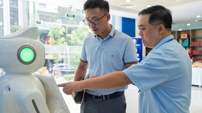 Người dân đi làm giấy tờ ở Hà Nội bất ngờ vì được ăn uống miễn phí